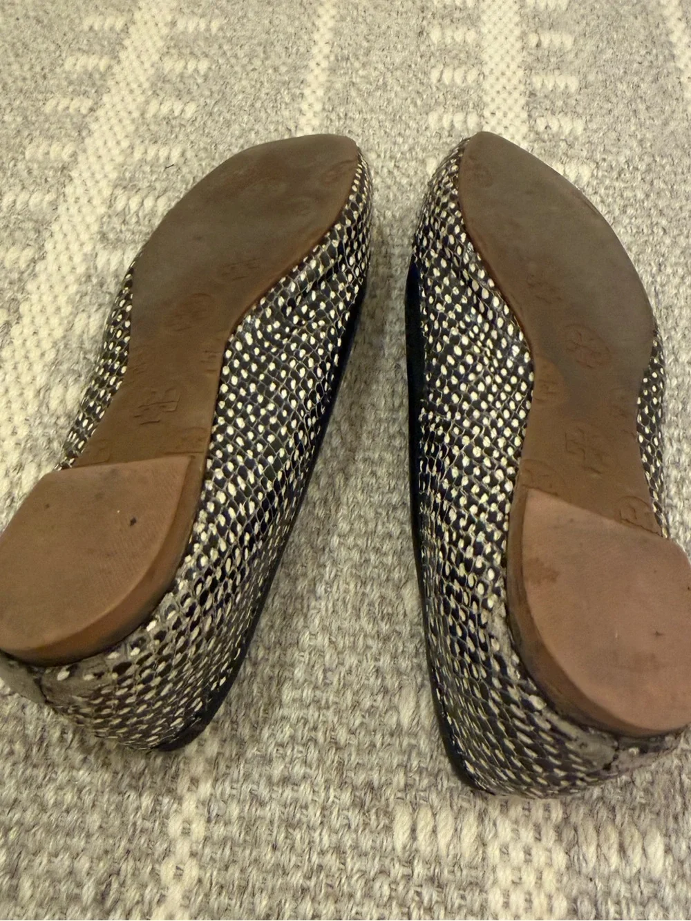 Tory Burch Size 6 Black Snakeskin-Print Logo Round-Toe Ballet Flats